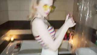 Молодая блондинка legal+ жестко трахается в ванне на вечеринке.