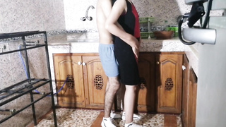 Sexe dans la cuisine : Le but des couples mariés مغربية في المطبخ مع زب كبير