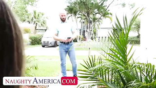 Cool girl, Mandy Rhea is having casual hook-up with a delivery man instead of providing him tips