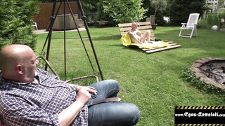 Geiles Teenie masturbiert outdoor vor mir