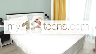 Поймал сводную сестру когда она пробовала сосать мой член, пришлось трахнуть её - The Lymia