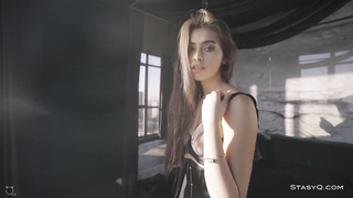 STASYQ - Glorious bombshell IdaQ unwrapping in a hotelroom