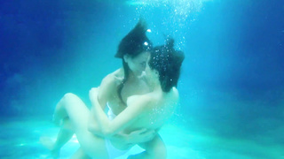 Riley Reid wants her beau and his steamy roomy too!!