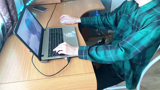 молоденькая соседка по комнате не дала поиграть в компьютер