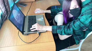 молоденькая соседка по комнате не дала поиграть в компьютер