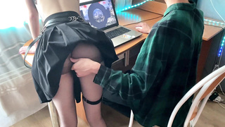 молоденькая соседка по комнате не дала поиграть в компьютер