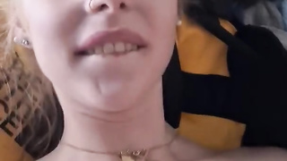 Haar effe op haar studenten tafel gelegd