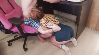 Сделала минет парню пока он играл в доту