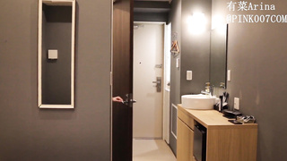 蓝色旗袍下的丰满身材。 半卧在床榻尽风骚。 时不待我，春宵一刻値千金。