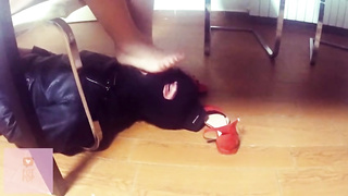 Italian nymph took off her boots and let a hooded fellow snuffle her stinkin' soles