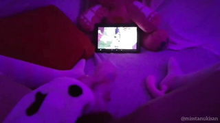 Wild Asian fuckslut dims the light and plays with her cunny while witnessing anime porn on her smartphone