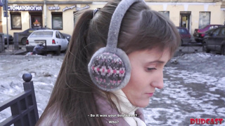 DudCast - Agent tosses a gam to unusual woman