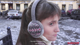 DudCast - Agent tosses a gam to unusual woman