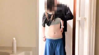 【★バスケの部活帰りの18歳JK★汗臭いまま洗面台の前で生ハメ中出し】髪の毛をひっぱられながらバック挿入★さっきまで練習してたのに、SMおもちゃで全身拘束★結局またトロッと生中出し★
