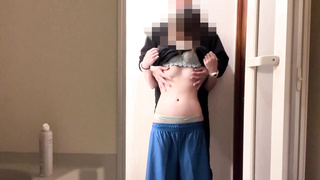 【★バスケの部活帰りの18歳JK★汗臭いまま洗面台の前で生ハメ中出し】髪の毛をひっぱられながらバック挿入★さっきまで練習してたのに、SMおもちゃで全身拘束★結局またトロッと生中出し★