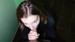 Мама дома? Тогда трахну тебя в подъезде