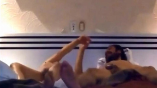 Mi esposa abierta de patas para ser penetrada por su amante (La verga)