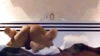 Mi esposa abierta de patas para ser penetrada por su amante (La verga)