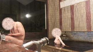 温泉旅行時の貸切風呂入浴（性交シーンはありません）