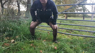 Sexy babe pissing
