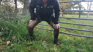 Sexy babe pissing