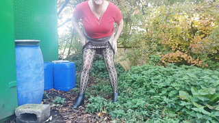 Sexy babe pissing 2