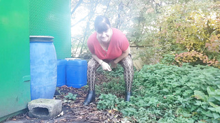 Sexy babe pissing 2
