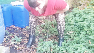 Sexy babe pissing 2