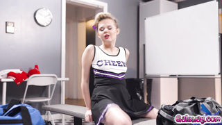 Cheerleaders squirting in locker room