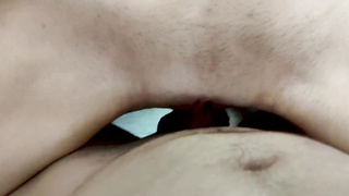 Трахнул красотку на столе и кончил на нее!