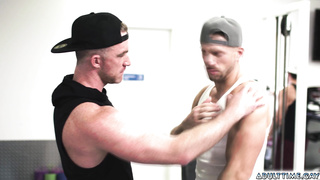 DISTURBING AND SHOCKING! Two men start having hardcore gay sex in gym!