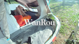 野外露营时，被睡在帐篷里模特女友的美腿诱惑，直接掏出鸡巴塞进她嘴里。