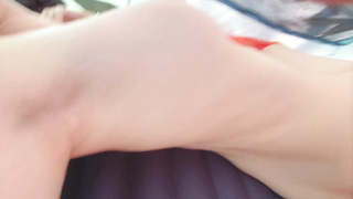 野外露营时，被睡在帐篷里模特女友的美腿诱惑，直接掏出鸡巴塞进她嘴里。