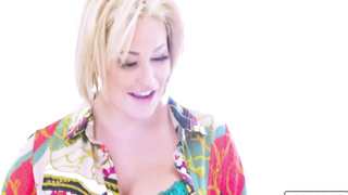 Spunky blondes are having a calming tub together and squealing while gobbling each other's vag