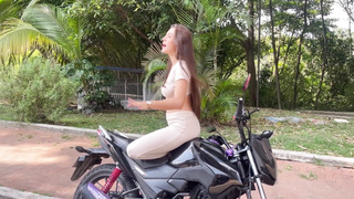 Madrastra killer recoge a su hijastro en motocicleta. Fumar, conducir y follar - Camila Mush