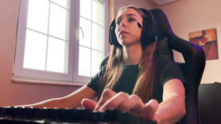 Drilling and nutting on a GAMER woman