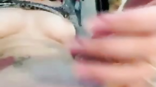 Hot Babe loves playing with vibrator on webcam