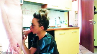 Amatør bj: en moderigtigt klædt pige ødelægger hendes smukke tøj med nut nectar