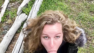 Je veux baiser alors mon homme m’attrape et me rempli en face du glacier