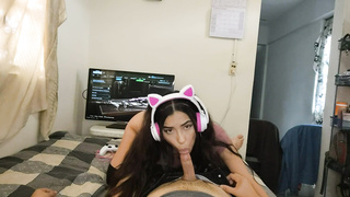 I SMASH A GAMER CHICK WHIT AMPLE JUGS