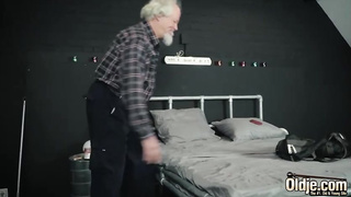 Elder boy got a deep suck off from a whorish nubile brown-haired