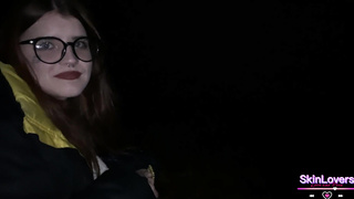 Соседская школьница смачно отсосала мне в лесу, чтобы я не рассказал её маме о том, что она курит.