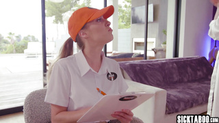 Extra delivery for hot MILF Jewelz Blu