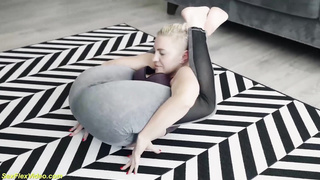 flexi cougar gets all crevices crammed