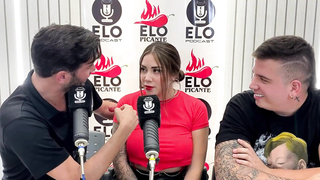 Entrevista con Elo Podcast termina en una mamada y mucho spunk - Sara Ash-Blonde - Elo Picante