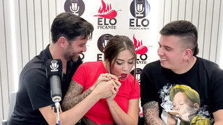 Entrevista con Elo Podcast termina en una mamada y mucho spunk - Sara Ash-Blonde - Elo Picante