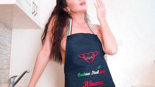 Depraved housewife smashed on the kitchen table