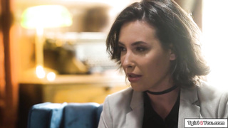 Trans femboy Jean Hollywood fucks doctor