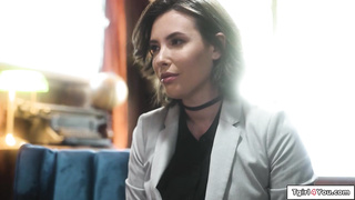 Trans femboy Jean Hollywood fucks doctor