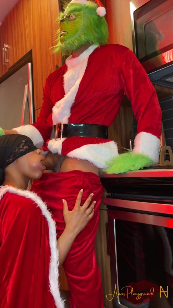 Mrs. Clause Drills the Grinch While Santa Was Away - Talented Her A Splooging Climax for Christmas